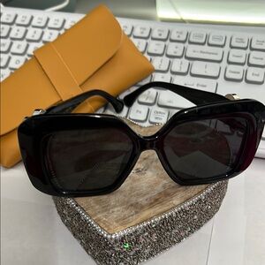 Black Sunglasses with Case beautiful Inspired Sunglasses 🕶️ in color Black New